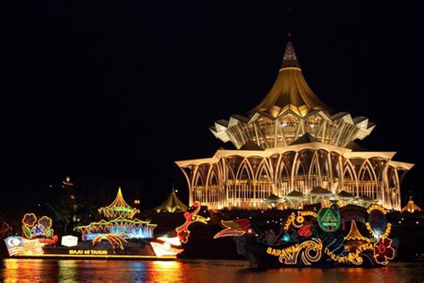 Bandar kuching merupakan ibu negeri sarawak yang terletak di malaysia timur di kepulauan borneo yang cukup luas. 20 Tempat Menarik Di Kuching Sarawak (Wajib Singgah ...