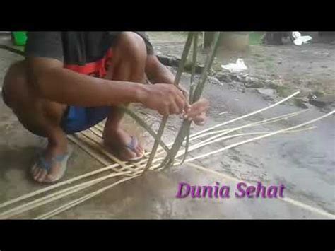 Menu ayam panggangnya enak banget, rasa ayamya yang full sampai ke dalam daging terutama di bagian dada dan sambelnya yang beda dengan yang lain bkin kita nambah terus,. Inilah Cara Membuat Keranjang Tempat Ayam Bertelur Dari ...