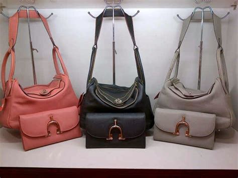 Dimana setiap model tas berbeda harganya, sebab menyesuaikan dengan bahan dan tingkat keseulitan dalam pembuatannya. Model tas hermes lindy terbaru dan harganya