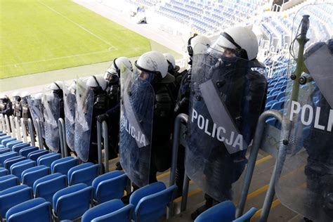 Policjanci z powiatu lubińskiego obchodzą dziś swoje święto. KWP: Lubelscy policjanci ćwiczyli na Stadionie Arena ...