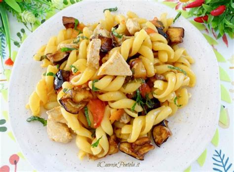 Nella padella con il pesce unite i pomodori e il vino bianco, fate cuocere fino a quando questo non si è leggermente. Pasta con pesce spada e melanzane - Ricetta Il Cuore in ...