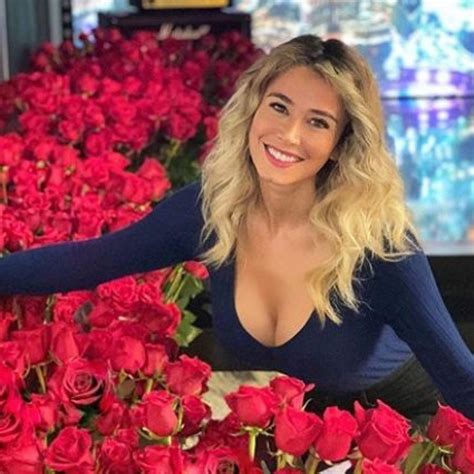 Regala un bouquet di rose acquistandolo online su interflora.it; Diletta Leotta Riceve Mille Rose Rosse Da Un Ammiratore ...