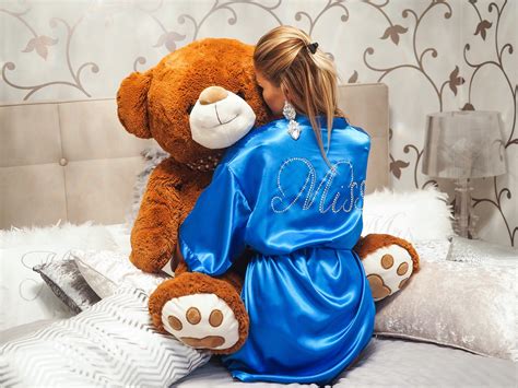 Best gift for your girlfriend on your anniversary. Top 15 best Girlfriend anniversary gifts for the milestones