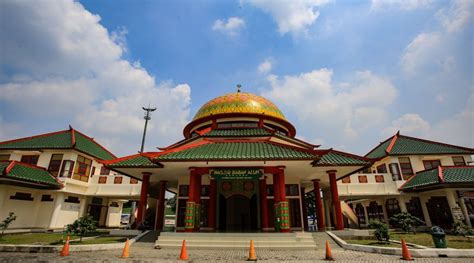 Masjid istiqlal merupakan masjid terbesar di indonesia, bahkan di asia tenggara! Wisata Religi di Masjid Babah Alun Desari - Lontar.id