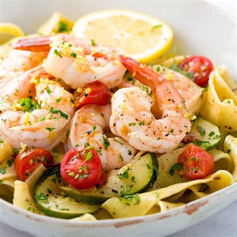 The garlicky shrimp and lemon wine sauce are just to die for! Shrimp Pasta with Lemon Garlic Sauce | Jessica Gavin