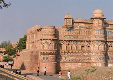 India, with 2.4% of the world's surface area, accounts for 17.5% of its population. Stay in an Indian fort | Audley Travel
