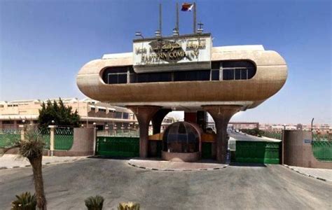 أعلنت الشركة الشرقية إيسترن كومباني (الشرقية للدخان) المصرية التي تحتكر صناعة السجائر في البلاد الاثنين 09/07 عن رفع أسعار بعض أصناف التبغ والسيجار بما يتراوح. رئيس الشرقية للدخان: ضرائب صناعة التبغ تساهم في دعم خطط ...
