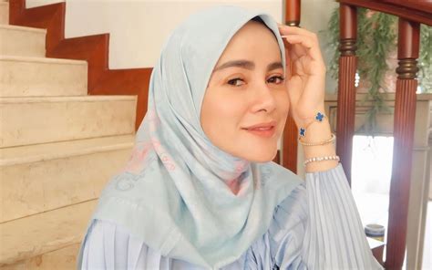 Olla Ramlan Tampil Beda Dengan Gaya Hijab Baru Auto Dipuji Tambah Cantik
