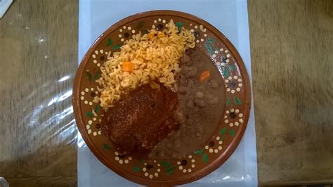 Platillo Tradicional Mexicano Pollo Con Mole Arroz Y Frijoles De Olla
