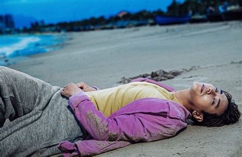 砂まみれで横たわるジフニ Jackson Wang Korean Actors Beach Mat Outdoor Blanket Couple Photos Couples