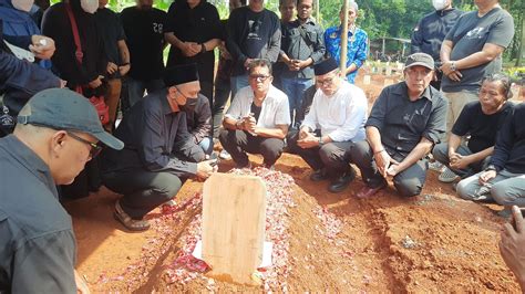 Proses Pemakaman Eeng Saptahadi Diwarnai Isak Tangis Keluarga Okezone Celebrity