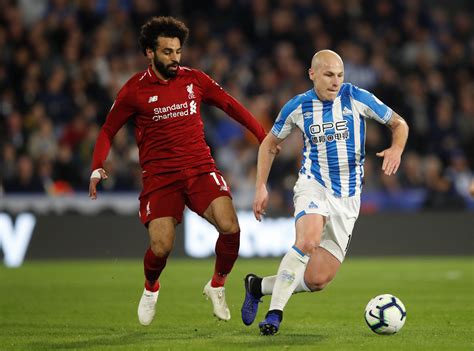 احتفى نادي ليفربول الإنجليزي بنجمه المصري محمد صلاح بعد أن أصبح أول لاعب على الإطلاق في البريميرليغ يسجل في الجولة الافتتاحية للدوري الإنجليزي الممتاز في خمسة مواسم متتالية. محمد صلاح يقود ليفربول لفوز صعب على هدرسفيلد وتقاسم ...