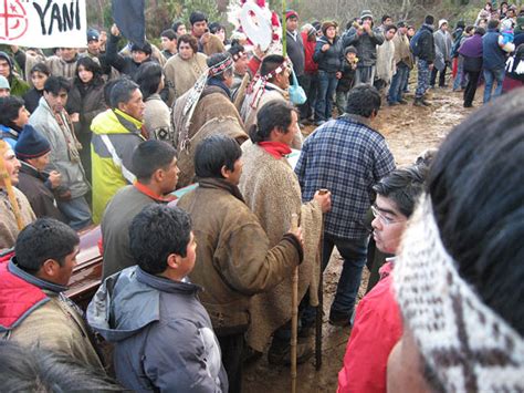 Un polémico debate generó la foto de una joven mapuche en redes sociales. Funeral del Weichafe Mapuche Jaime Facundo Mendoza Collio