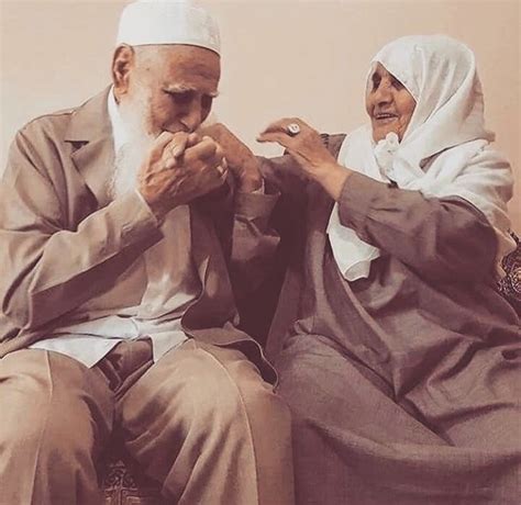 Pin By Luxyhijab On Muslim Couples ثنائي المسلم Cute Muslim Couples