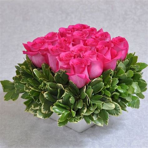 Dark Pink Roses With Variegated Pittosporum So Pretty Çiçek