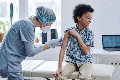 Un Niño Africano Siente Dolor Mientras La Enfermera Le Pone Una