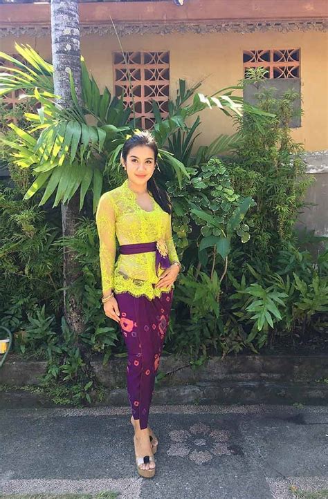 Kombinasi dari kedua macam kain ini membentuk desain yang sangat modis dan juga elegan. 30+ Model Kebaya Kuning (KUNYIT, EMAS, LEMON, MODERN)