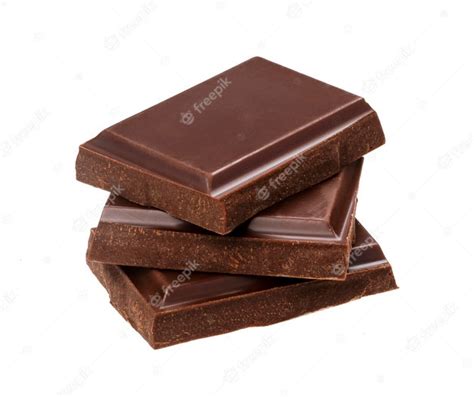 Barras de chocolate escuras isoladas no fundo branco pilha de pedaços de chocolate closeup