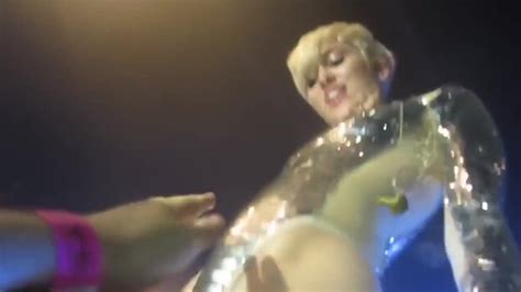 Miley Cyrus Getting Groped All Over By Fans