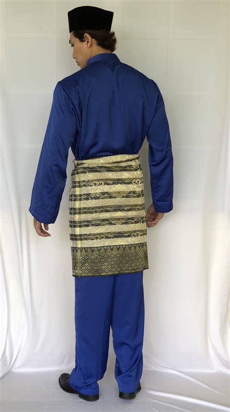 Bentuk pakaian ini memiliki leher lebih tegak dan belahannya memiliki tiga, lima, tujuh. Baju Melayu Cekak Musang - Malaysia's Best Online Fabric ...