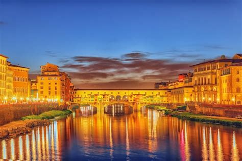 Belo Panorama Paisagístico Sobre A Visão Histórica De Florença Ponte Vecchio é Uma Ponte Em