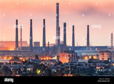 Stahlwerk in der Nacht in Mariupol, Ukraine vor dem Krieg