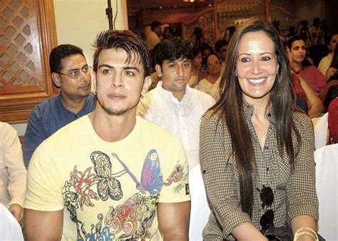 sahil khan produces scandalous pictures of himself with tiger shroff s mother ayesha आयशा और