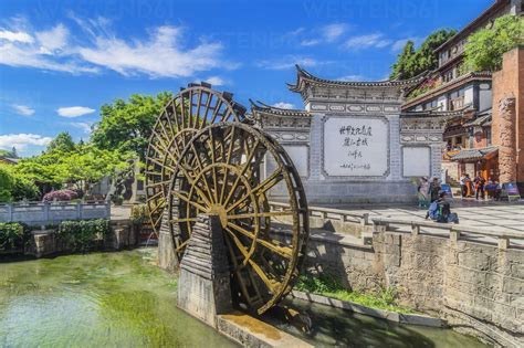 China Yunnan Lijiang Water Wheels In The Old Town Stock Photo