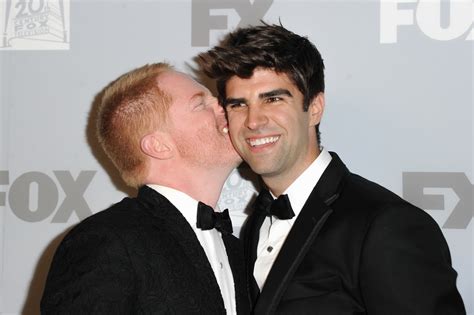 jesse tyler ferguson kissed his husband justin mikita at the emmys kiss award season