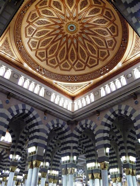 Rasulullah s'aw beserta para shahabatnya membangun masjid ini sekitar tahun 622 m. Masjid Nabawi Bergerak - Mesjid Haji Keuchik Leumiek Mengadopsi Gaya Arsitektur Masjid Nabawi ...