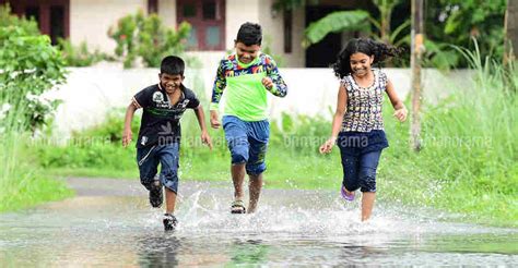 Heavy Rain Lashes Kerala Holiday Declared In 3 Districts Heavy Rain
