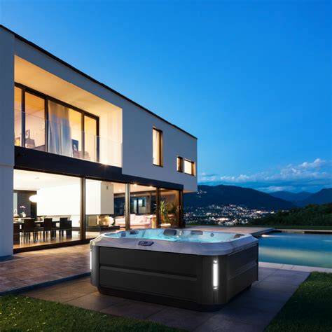 J 335™ Confort Avec Siège Lounge Compact Designer Hot Tub With Open