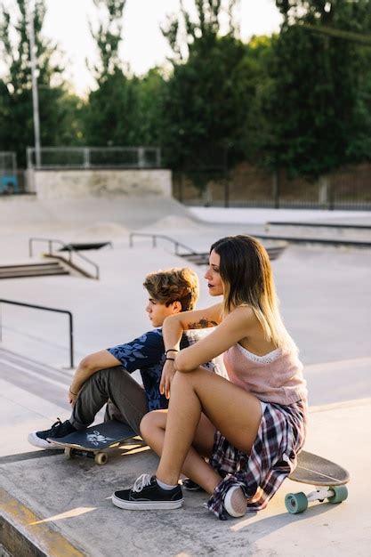 Free Photo Skater Couple Chilling