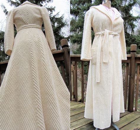 Vintage Pinup Chenille Bathrobe Fit Flowing And Fabulous Robe