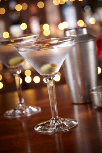 For example, the calorie content in wines ranges greatly, anywhere between 125 calories per serving for a white or red to 300 calories per serving for a dessert wine. Low calorie alcoholic drinks which are diet friendly ...