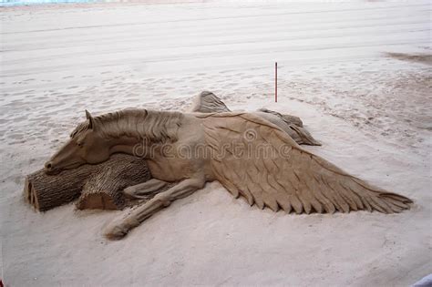 , _,,)\\.~,,._ (()` ``)\\))),,_ | \\ ''((\\)))),,_ ____ |6. 813 Pegasus Pferd Fotos - Kostenlose und Royalty-Free ...