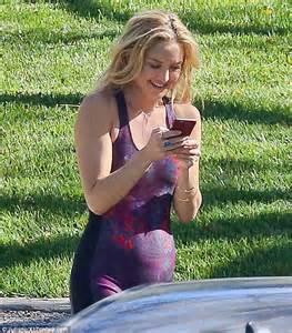 Kate Hudson Flaunts Her Slim Physique In Jumpsuit Daily Mail Online