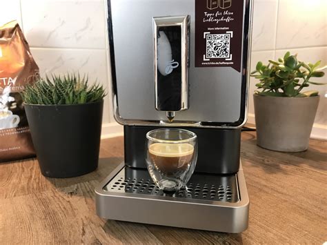 Ein capuccino mit den tchibo kaffeevollautomat und tchibo milchaufschäumer äumer zubereitet. Tchibo Kaffeevollautomat Esperto Caffè im Test: EINFACH ...