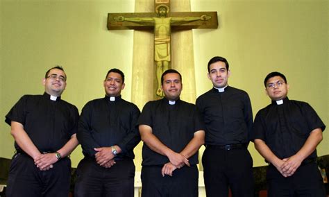 ¿los Sacerdotes Deben Vestir Sotana Y Clergyman Perú Católico Perú