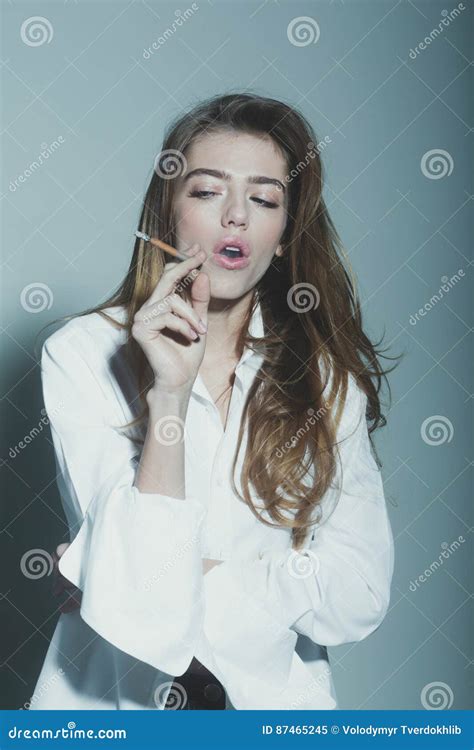 Recht Sexy Frau Oder Mädchen Mit Rauchender Zigarette Des Langen Haares Stockbild Bild von