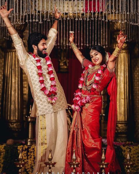 Pin By Annigsheela On Couple Photoshoot Wedding Couple Poses Indian Wedding Poses Wedding