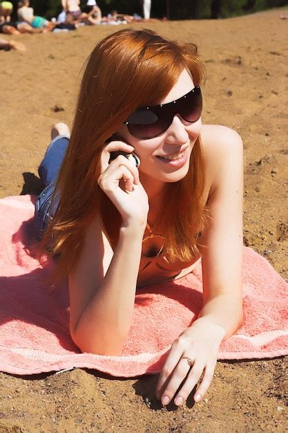 Womani Rojo Sexy Hermosa Joven Tendido En La Playa Del Mar Foto Premium