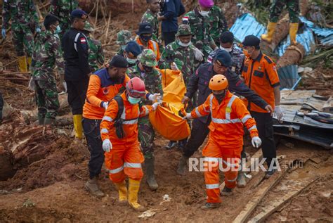 Evakuasi Jenazah Korban Longsor Serasan Republika Online