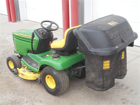 John Deere Lx255 Tractor With Complete Bagger System Le John Deere
