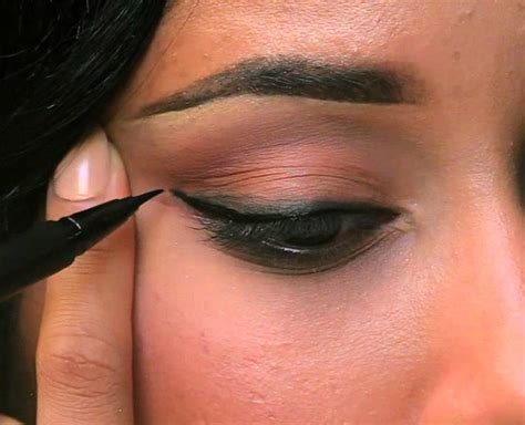 Master The Art Of Applying Liquid Eyeliner With These Tips Herzindagi
