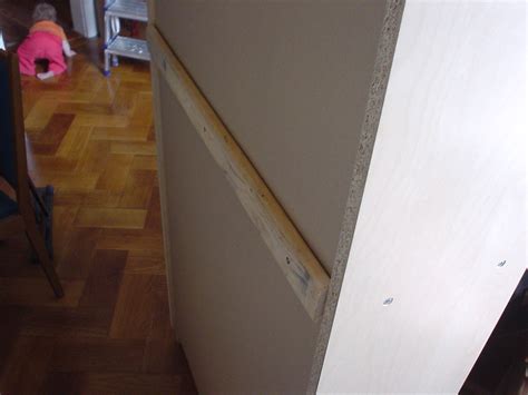 Man möchte umziehen, und muss einen schrank auseinander bauen. IKEA - Dentaku