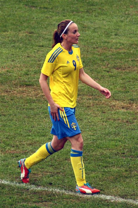 Nicknamed kosse and known as the queen by real madrid fans, asllani is a proficient striker, possessing great speed and technique in her game. Kosovare Asllani Sweden #9 | Sport soccer, Football, Sports