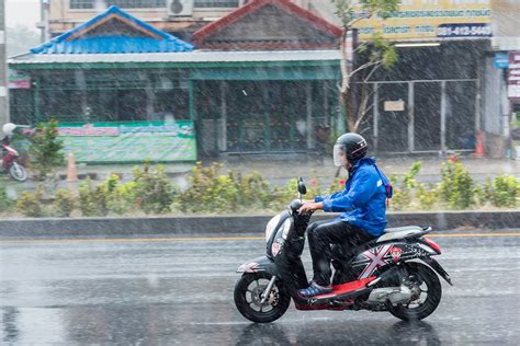 Selain itu, uap air juga bisa menyerap pancaran sinyal yang berjalan dari bts ke ponsel kita. Tips merawat motor di musim hujan | Bikers OTORAJA