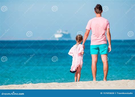 Hermoso Padre E Hija En La Playa Europea Foto De Archivo Imagen De
