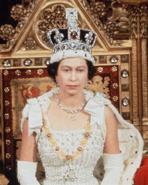 queen elizabeths  beautiful jewels pictures